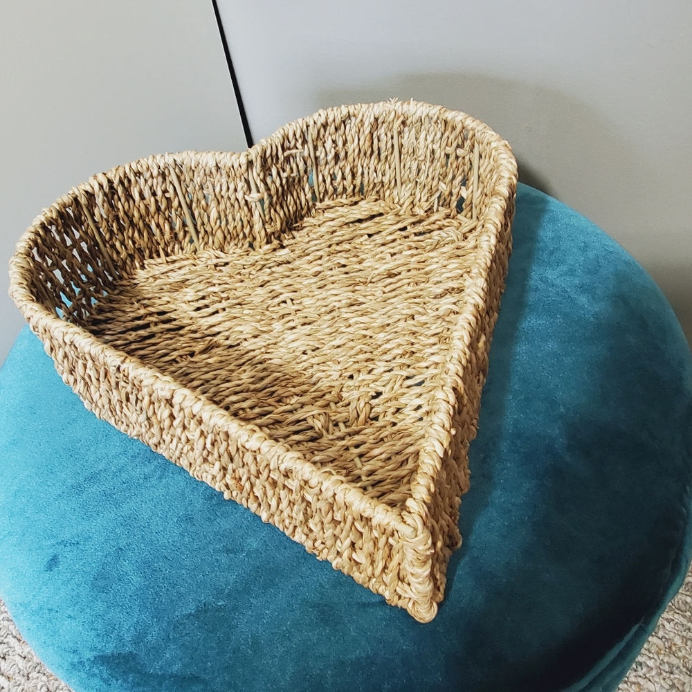 Heart Shaped Basket Hand Woven Seagrass Metal Decorative 11" X 11" X 3" - Picture 3 of 7